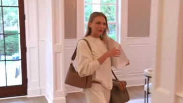 Bolso de hombro de cuero marrón Polene usado por Charley Manley tal como se ve en Southern Charm (S11E07)