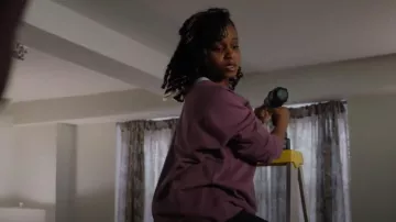 Sweat-shirt Softstreme Parfaitement Oversize Parfaitement Oversize Crew Rose porté par Renée Curry (Aimé Donna Kelly) tel que vu dans Law & Order : Unité des victimes spéciales (S27E10)