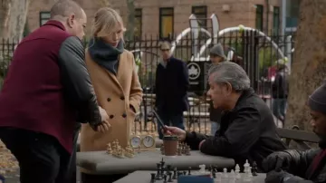 Manteau Sezane Johnson porté par Amanda Rollins (Kelli Giddish) tel que vu dans Law & Order : Unité des victimes spéciales (S27E10)