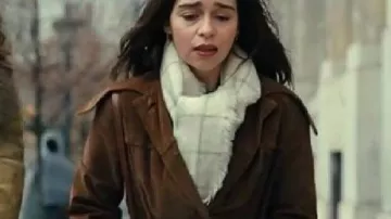 Manteau en daim brun Ponies porté par Bea (Emilia Clarke) tel que vu dans PONIES