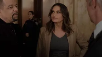 L'Agence Chamberlain Pinstriped Single-Breasted Blazer worn by Olivia Benson (Mariska Hargitay) as seen in Law & Order: Special Victims Unit (S27E10)