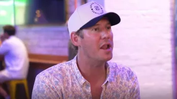 Sombrero Albatross Good Times que lleva Austen Kroll tal y como se ve en Southern Charm (S11E07)