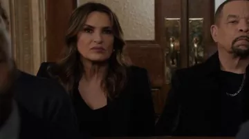 Rag & Bone Black 'The Knit' Long Sleeve T-Shirt worn by Olivia Benson (Mariska Hargitay) as seen in Law & Order: Special Victims Unit (S27E10)