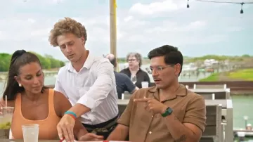 Apple Watch Series 7 (GPS, 45mm) Boîtier en aluminium vert porté par Rodrigo Reyes tel que vu dans Southern Charm (S11E07)
