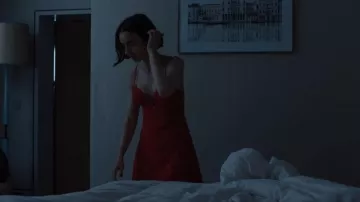 Vestido de encaje de por Amor y Limones Creamsicle en rojo usado por Emily Cooper (Lily Collins) como se ve en Emily en París (S05E10)