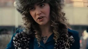 Ponies S01 Haley Lu Richardson Manteau à bordure léopard porté par Twila (Haley Lu Richardson) tel que vu dans PONIES (S01)