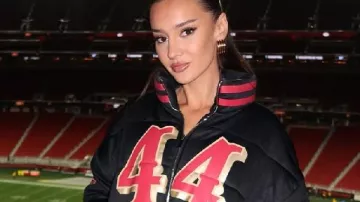 Kristin Juszczyk 49ers 2026 Doudoune noire dans les coulisses avec Claire Kittle & Kristin Juszczyk | Victoire douce-amère des 49ers en playoffs à Philadelphie