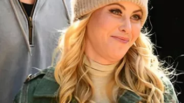 Les Traîtres US S04 Tara Lipinski Manteau de Cape Vert (Tara Lipinski) vu dans Les Traîtres (S04E01)