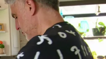 Le T-shirt imprimé numéro Reza Farahan style perse de la vallée 2026 (Reza Farahan) tel que vu dans The Valley : Persian Style (S01)