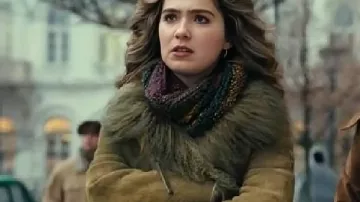 Poneys 2026 Twila Hasbeck En suède en fourrure de Twila (Haley Lu Richardson) tel que vu dans PONIES (S01)