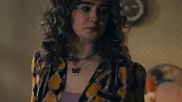 Ponies 2026 Twila Hasbeck Imprimé Haut porté par Twila (Haley Lu Richardson) tel que vu dans PONIES (S01E01)