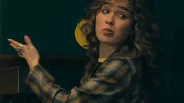 Ponies 2026 Twila Hasbeck Blazer à carreaux utilisé par Twila (Haley Lu Richardson) tel que vu dans PONIES (S01)