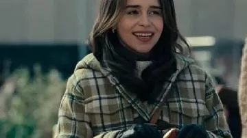 Ponies S01 Manteau en laine d’Emilia Clarke porté par Bea (Emilia Clarke) tel que vu dans PONIES (S01)