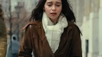 Ponies 2026 Emilia Clarke Brown Suede Coat porté par Bea (Emilia Clarke) tel que vu dans PONIES (S01E01)