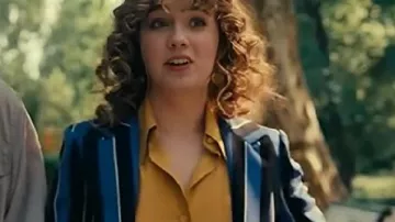 Ponies S01 Twila Hasbeck Blazer rayé bleu & noir porté par Twila (Haley Lu Richardson) tel que vu dans PONIES (S01)