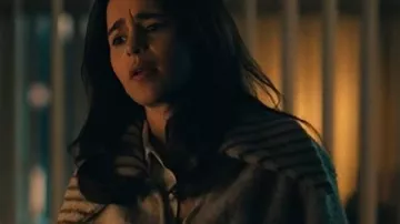 Ponies 2026 Emilia Clarke Belted Wrap Coat porté par Bea (Emilia Clarke) tel que vu dans PONIES (S01)