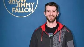 Linus Sebastian The Tonight Show avec Jimmy Fallon S13 Sweat à capuche porté par Linus Sebastian dans Linus Sebastian montre à Jimmy et Marcello Hernández une technologie époustouflante (Étendu)