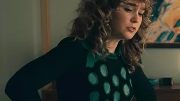 Ponies S01 Twila Hasbeck Pull vert de Twila (Haley Lu Richardson) tel que vu dans PONIES (S01)