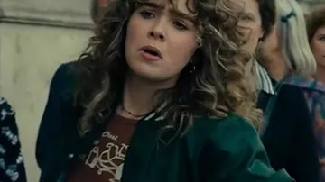 Veste Varsity verte Twila Hasbeck 2026 de Poneys portée par Twila (Haley Lu Richardson) telle que vue dans PONIES (S01)