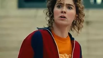 Ponies S01 Twila Hasbeck Vuse de sport rouge portée par Twila (Haley Lu Richardson) telle que vue dans PONIES (S01)