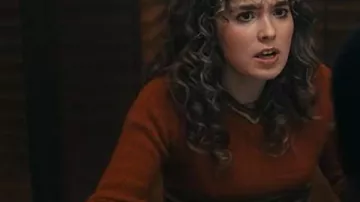 Ponies Twila Hasbeck Pull à col rayé orange et beige porté par Twila (Haley Lu Richardson) tel que vu dans PONIES (S01)