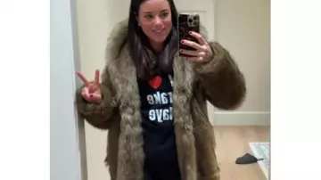 Ann Michael Pelure Coat of Ann Michael in Drake Maye, l’épouse de Maye, porte une chemise « I ❤️ Drake Maye ».