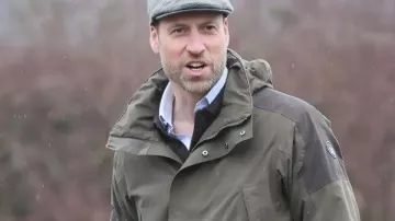 Nous sommes des esprits agricoles Veste Prince William portée par William, Prince de Galles dans WATCH : Le Prince William se salit les mains à la ferme familiale dans le Herefordshire