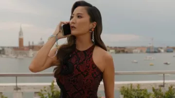 Pendientes esenciales de bronce rosa y plata de Amberes que lleva Mindy Chen (Ashley Park) tal como se ve en Emily en París (S05E10)