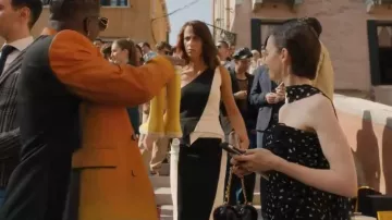 Robe Roland Mouret bicolore à une épaule portée par Sylvie Grateau (Philippine Leroy-Beaulieu) dans l'épisode Emily in Paris (S05E10).