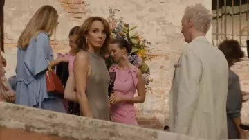 Robe courte New Look à bretelles et nœud portée par Mindy Chen (Ashley Park) dans l'épisode 10 de la saison 5 d'Emily in Paris.