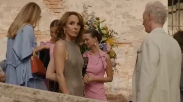 Boucles d'oreilles pendantes en cristal Eshvi portées par Mindy Chen (Ashley Park) dans l'épisode 10 de la saison 5 d'Emily in Paris.