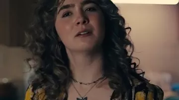 Haut imprimé porté par Twila (Haley Lu Richardson) tel que vu dans PONIES (S01E01)