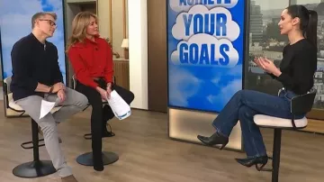 Bottines de cheville en suède froncé à glands noirs LK Bennett Eliza portées par Cat Deeley, telles que vues dans This Morning en janvier 2026