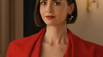 Gilet rouge porté par Emily Cooper (Lily Collins) dans Emily in Paris (S05)