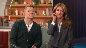 Chaqueta cruzada doble gris de LK Bennett Liz Grey Doble cruzada llevada por Cat Deeley, vista en This Morning de enero de 2026