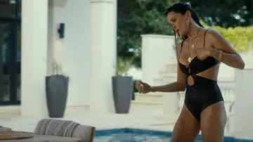 Bañador recortado con recortes adornados de Johanna Ortiz Sunny Days que lleva Bella (Stefania Spampinato) visto en Landman (S02E10)
