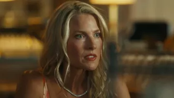 Boucles d’oreilles Swarovski Matrix Hoop, taille unique, Rhodium, cristaux portées par Angela Norris (Ali Larter) telles que vues dans Landman (S02E10)