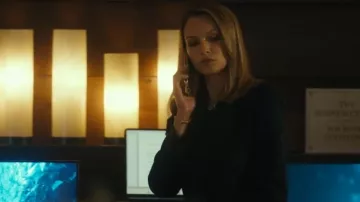 Bracelet Swarovski Dextera Pave porté par Rebecca Falcone (Kayla Wallace) dans l'épisode Landman (S02E10).