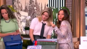 Chemise à paillettes florales de la marque Golden Goose Deluxe portée par Gretta Monahan, telle que vue dans The View le 16 janvier 2026