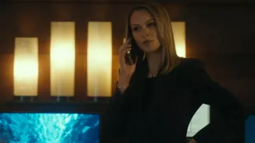 Collier Swarovski Dextera porté par Rebecca Falcone (Kayla Wallace) tel que vu dans Landman (S02E10)