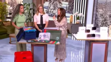 Jupe plissée ornée de paillettes Golden Goose portée par Gretta Monahan telle que vue dans The View le 16 janvier 2026