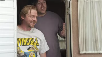 Camiseta de cómic invencible que lleva Graeme Willy (Simon Pegg) en Paul
