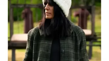 Manteau à carreaux porté par Claudia Winkleman dans la saison 4 de la série britannique « The Traitors » (présentatrice : Claudia Winkleman).