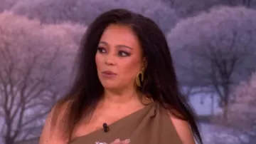 Boucles d'oreilles Veronica Tharmalingam Poonam portées par Kim Fields, vues dans l'émission The View le 16 janvier 2026.