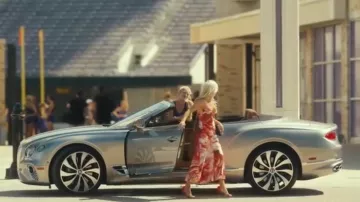 Sandales en daim Aquazzura Hibiscus 105 portées par Angela Norris (Ali Larter) telles que vues dans Landman (S02E10)