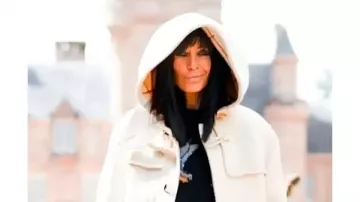 The Traitors UK S4 Duffle Coat porté par Self - Présentatrice (Claudia Winkleman) dans The Traitors