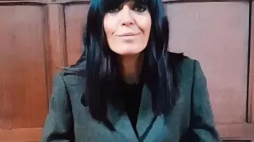The Traitors UK S04 Veste grise de Claudia Winkleman portée par Self - Présentatrice (Claudia Winkleman) dans The Traitors