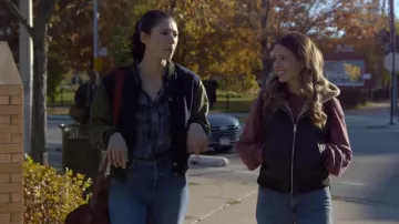 Veste universitaire bleu marine et olive Dolan d'Anthropologie portée par Violet Mikami (Hanako Greensmith) dans l'épisode 9 de Chicago Fire (S14E09).