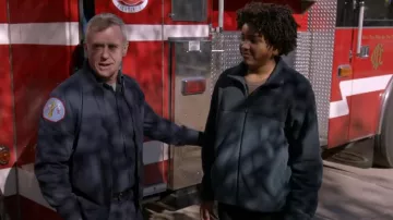 Veste Uniqlo Fleece Full-Zip portée par Isaiah (Hero Hunter) telle que vue dans Chicago Fire (S14E09)