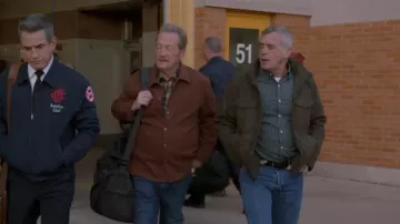 Chaqueta militar Levi's con dos bolsillos en el pecho, usada por Christopher Herrmann (David Eigenberg), como se ve en Chicago Fire (temporada 14, episodio 9).